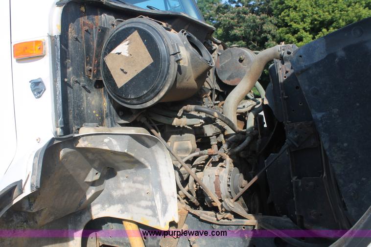 image for item I7850 1991 International 8100 spreader truck