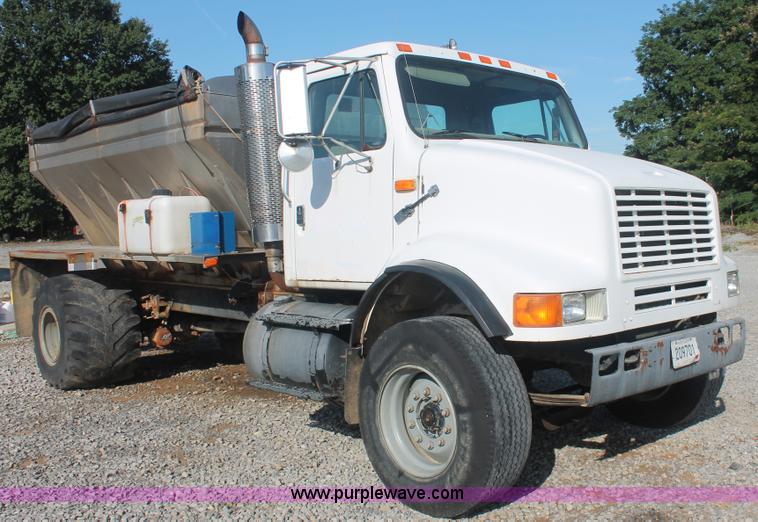 image for item I7850 1991 International 8100 spreader truck