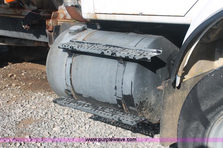 image for item I7850 1991 International 8100 spreader truck