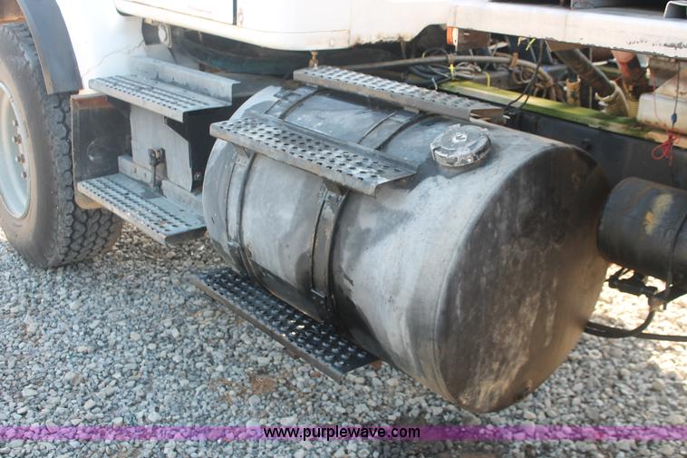 image for item I7850 1991 International 8100 spreader truck