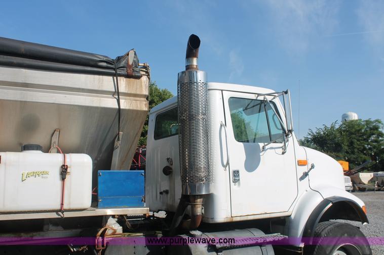 image for item I7850 1991 International 8100 spreader truck