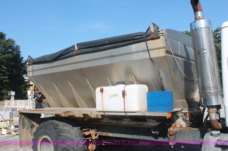 image for item I7850 1991 International 8100 spreader truck