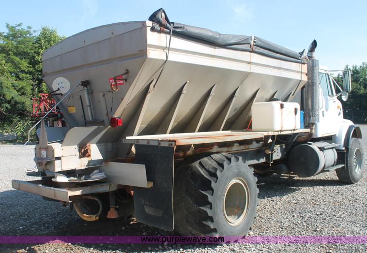 image for item I7850 1991 International 8100 spreader truck