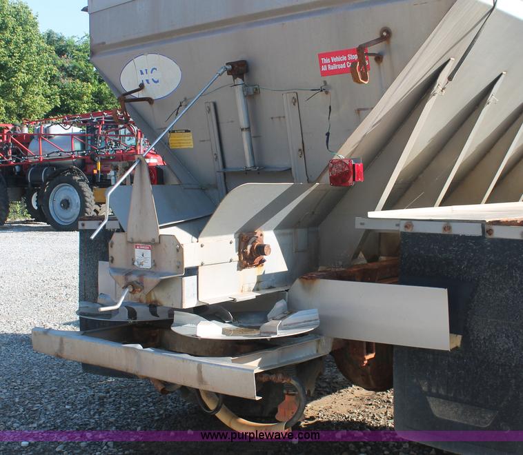 image for item I7850 1991 International 8100 spreader truck