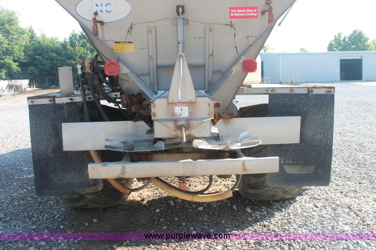 image for item I7850 1991 International 8100 spreader truck