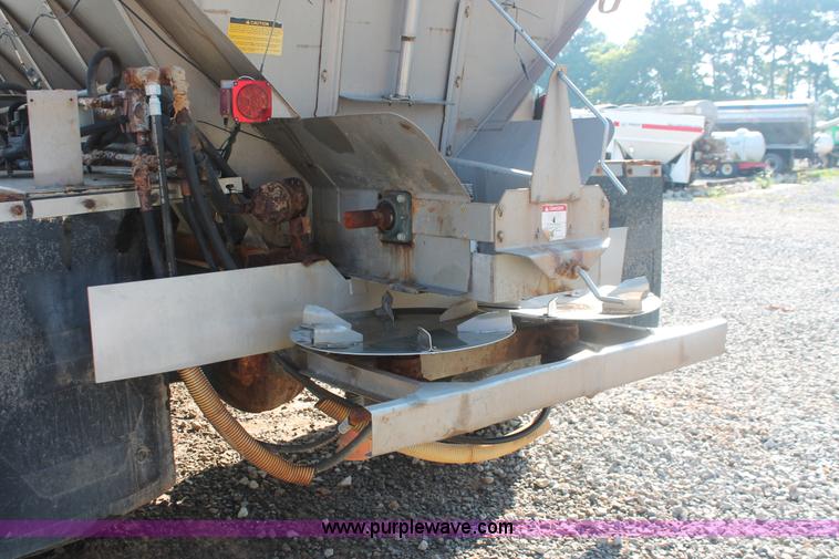 image for item I7850 1991 International 8100 spreader truck