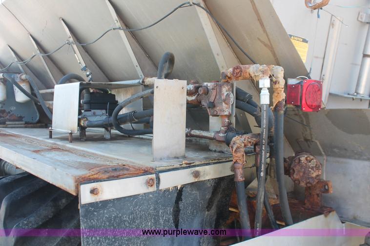 image for item I7850 1991 International 8100 spreader truck