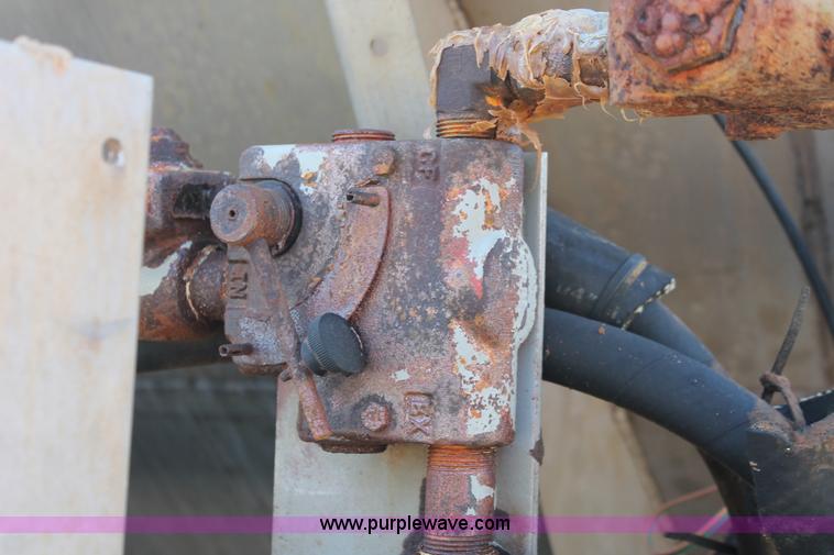 image for item I7850 1991 International 8100 spreader truck