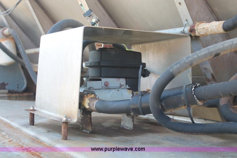 image for item I7850 1991 International 8100 spreader truck