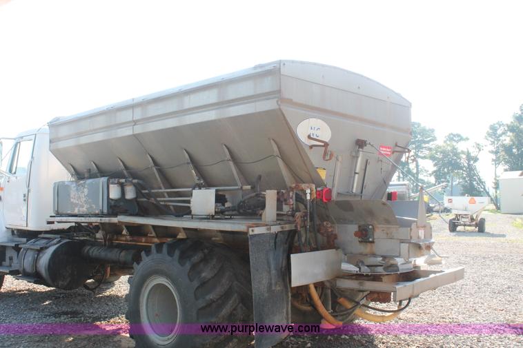 image for item I7850 1991 International 8100 spreader truck