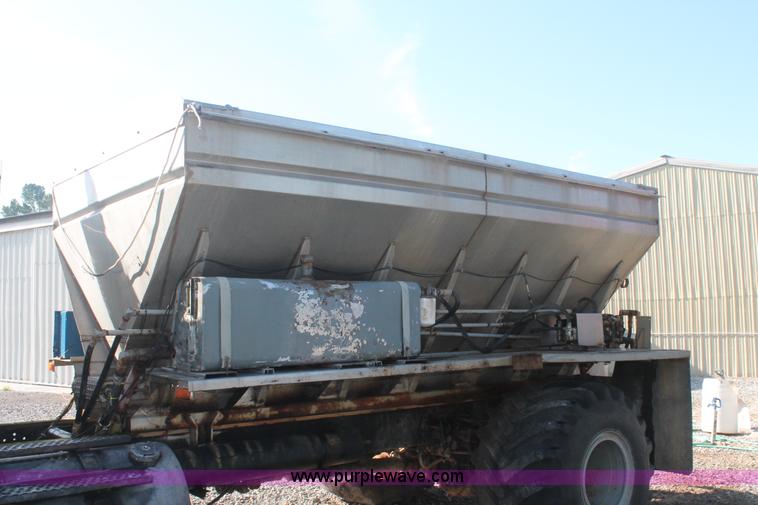 image for item I7850 1991 International 8100 spreader truck