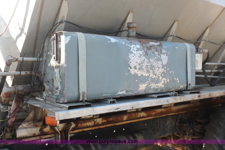 image for item I7850 1991 International 8100 spreader truck