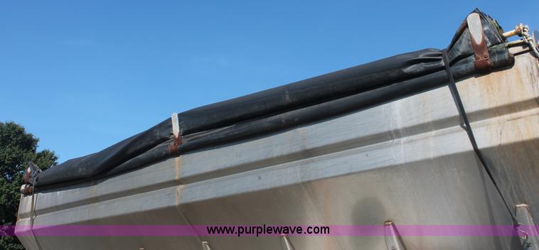 image for item I7850 1991 International 8100 spreader truck