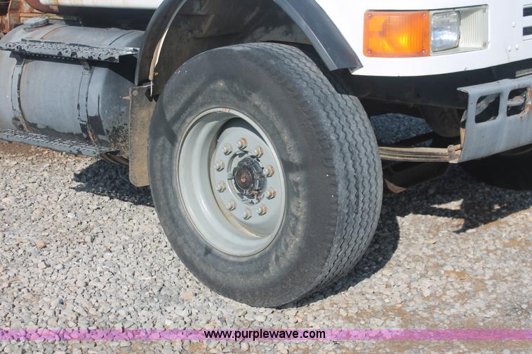 image for item I7850 1991 International 8100 spreader truck