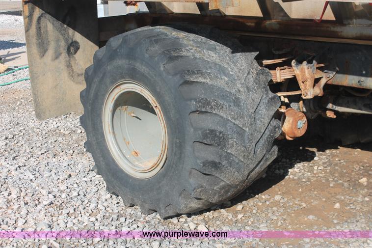 image for item I7850 1991 International 8100 spreader truck