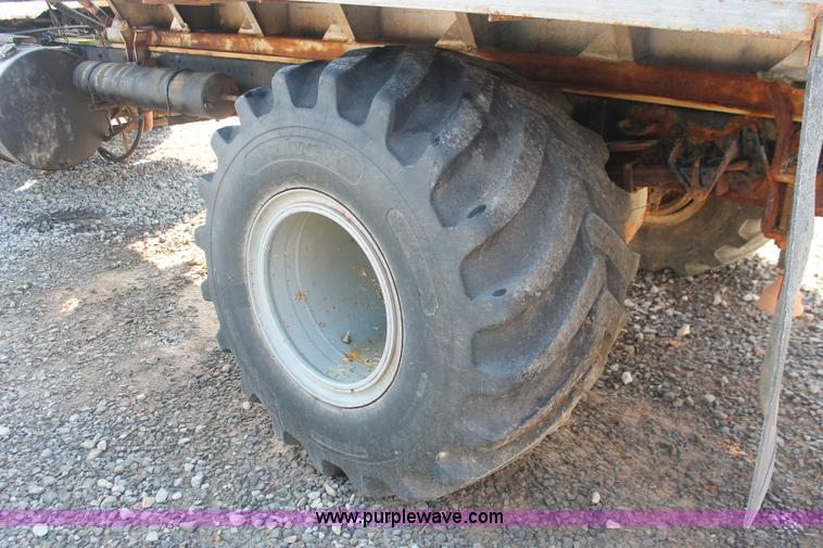 image for item I7850 1991 International 8100 spreader truck