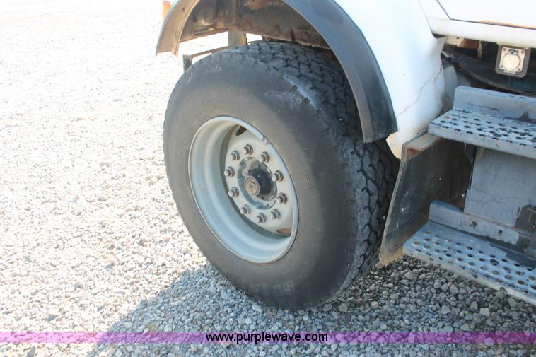 image for item I7850 1991 International 8100 spreader truck