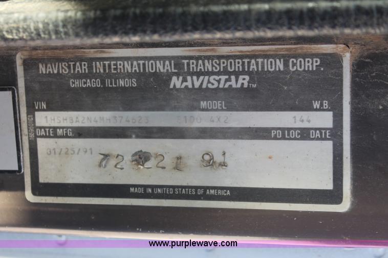 image for item I7850 1991 International 8100 spreader truck