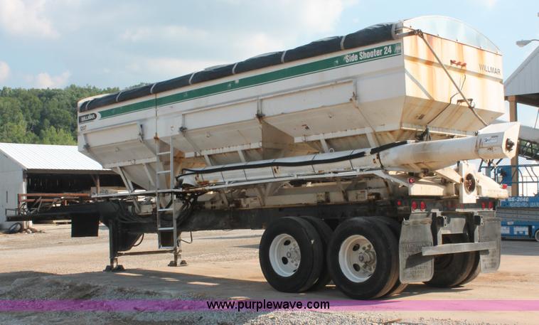 image for item I7853 1981 Willmar Side Shooter 24 tandem axle tender trailer