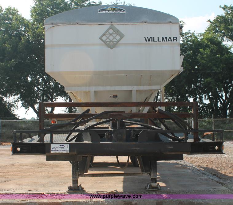 image for item I7853 1981 Willmar Side Shooter 24 tandem axle tender trailer