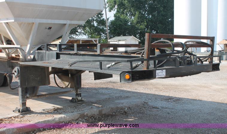 image for item I7853 1981 Willmar Side Shooter 24 tandem axle tender trailer