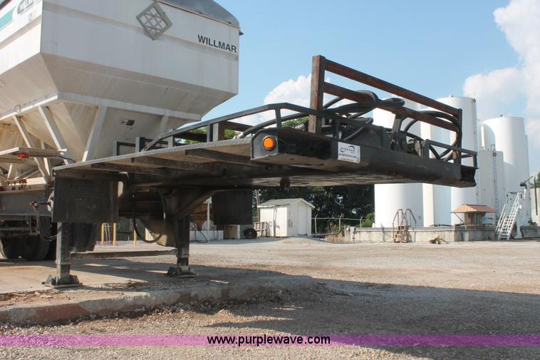 image for item I7853 1981 Willmar Side Shooter 24 tandem axle tender trailer