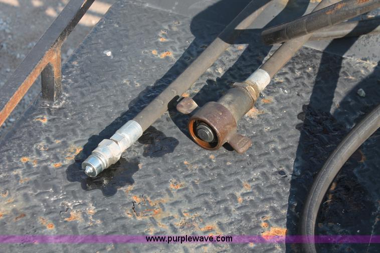 image for item I7853 1981 Willmar Side Shooter 24 tandem axle tender trailer