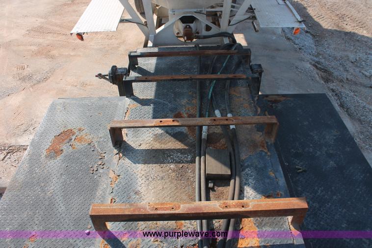 image for item I7853 1981 Willmar Side Shooter 24 tandem axle tender trailer