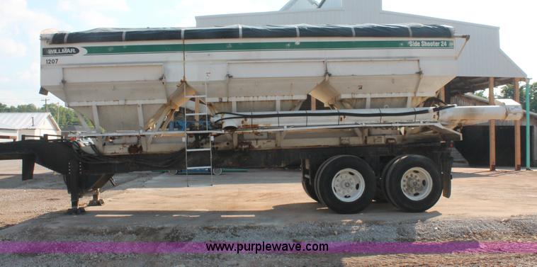 image for item I7853 1981 Willmar Side Shooter 24 tandem axle tender trailer