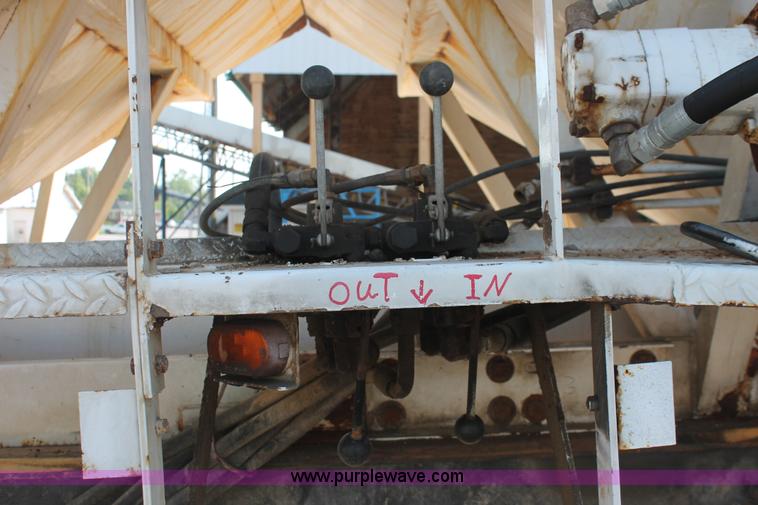 image for item I7853 1981 Willmar Side Shooter 24 tandem axle tender trailer