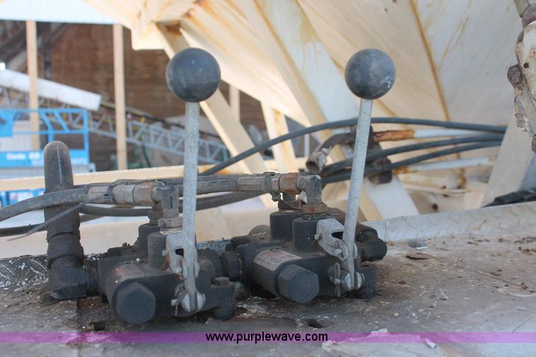 image for item I7853 1981 Willmar Side Shooter 24 tandem axle tender trailer