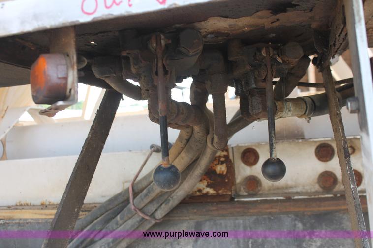 image for item I7853 1981 Willmar Side Shooter 24 tandem axle tender trailer