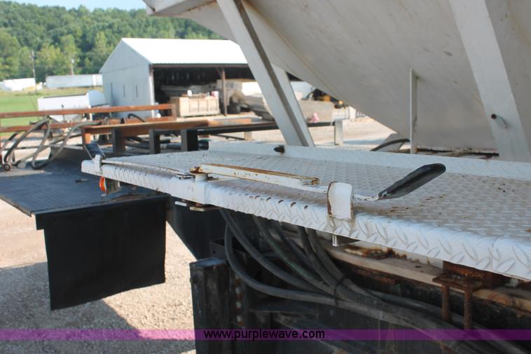 image for item I7853 1981 Willmar Side Shooter 24 tandem axle tender trailer