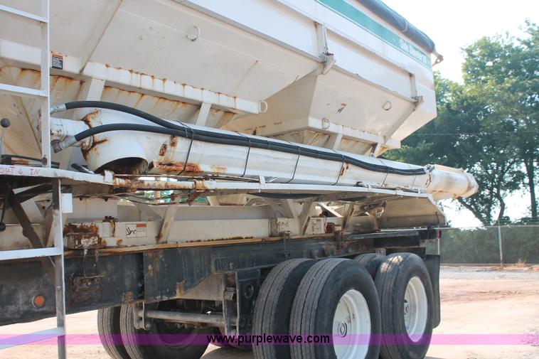 image for item I7853 1981 Willmar Side Shooter 24 tandem axle tender trailer