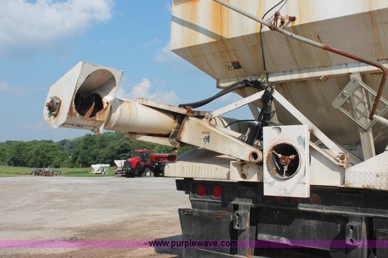 image for item I7853 1981 Willmar Side Shooter 24 tandem axle tender trailer