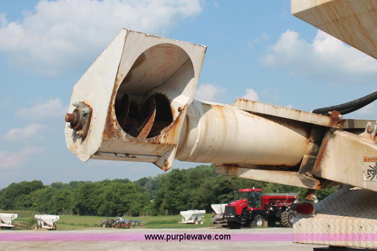 image for item I7853 1981 Willmar Side Shooter 24 tandem axle tender trailer