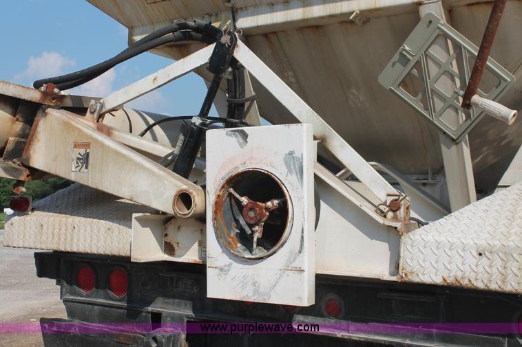 image for item I7853 1981 Willmar Side Shooter 24 tandem axle tender trailer