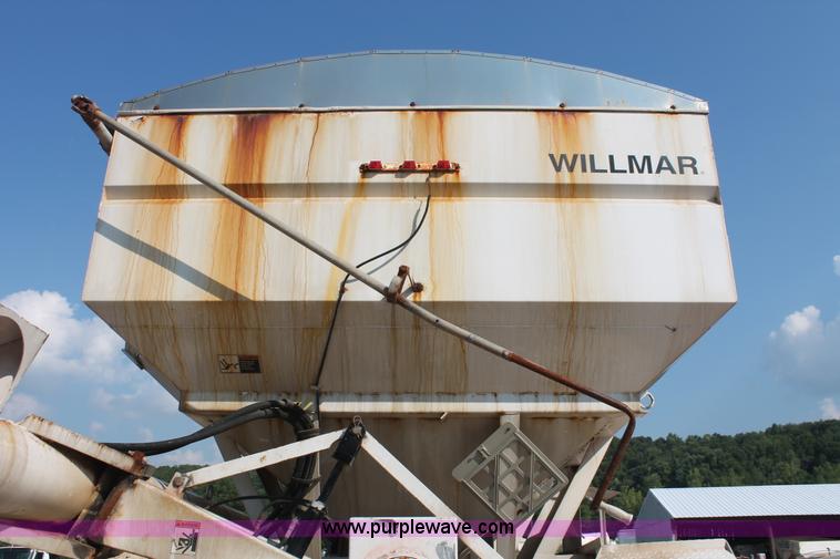 image for item I7853 1981 Willmar Side Shooter 24 tandem axle tender trailer