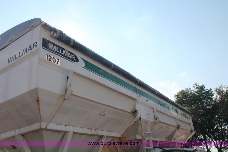 image for item I7853 1981 Willmar Side Shooter 24 tandem axle tender trailer