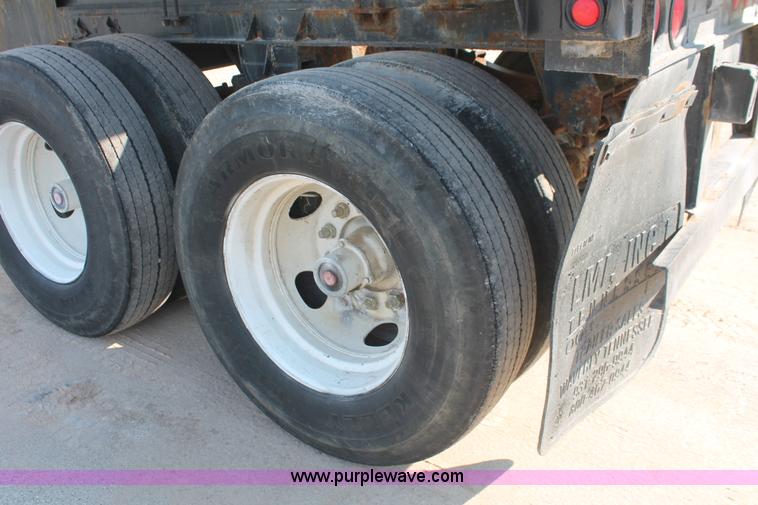 image for item I7853 1981 Willmar Side Shooter 24 tandem axle tender trailer