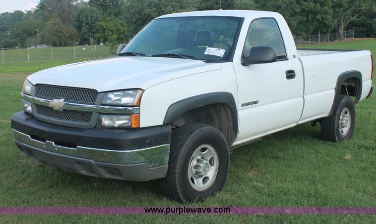 image for item I7854 2004 Chevrolet Silverado 2500HD pickup truck