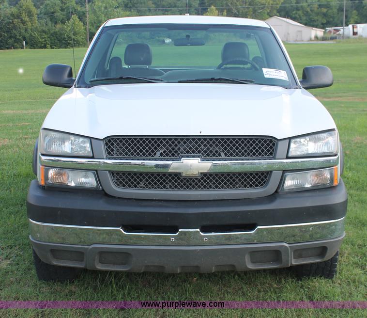 image for item I7854 2004 Chevrolet Silverado 2500HD pickup truck