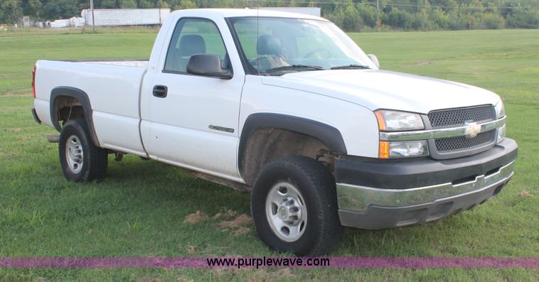 image for item I7854 2004 Chevrolet Silverado 2500HD pickup truck