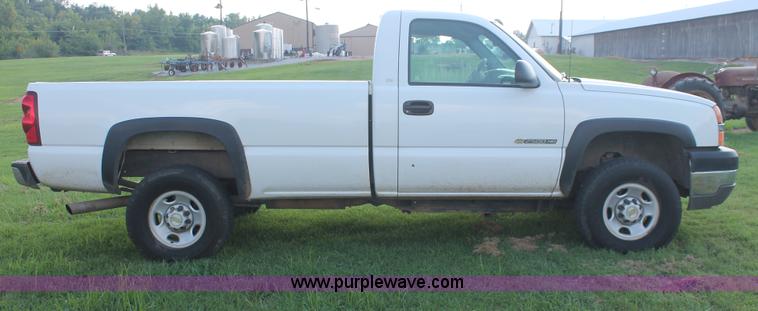 image for item I7854 2004 Chevrolet Silverado 2500HD pickup truck
