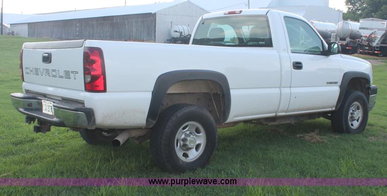 image for item I7854 2004 Chevrolet Silverado 2500HD pickup truck