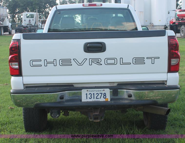 image for item I7854 2004 Chevrolet Silverado 2500HD pickup truck