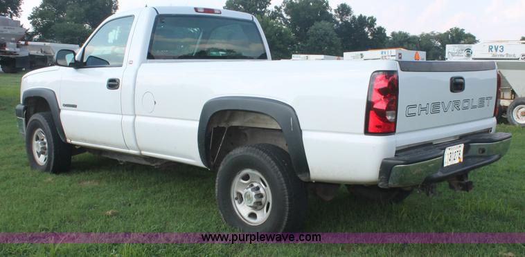 image for item I7854 2004 Chevrolet Silverado 2500HD pickup truck