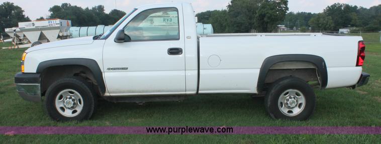 image for item I7854 2004 Chevrolet Silverado 2500HD pickup truck
