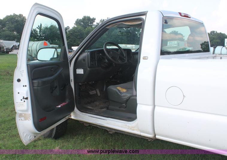 image for item I7854 2004 Chevrolet Silverado 2500HD pickup truck