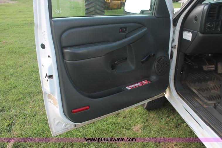 image for item I7854 2004 Chevrolet Silverado 2500HD pickup truck